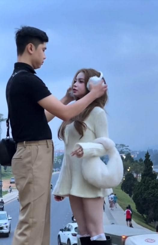 Chỉ có vóc dáng nhỏ nhắn không thay đổi, còn phong cách, ăn mặc của cô gái rõ ràng đã có gu và xinh xắn hơn trước nhiều.