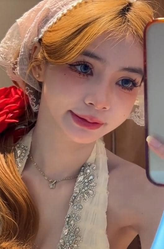 Cận cảnh nhan sắc cô gái.