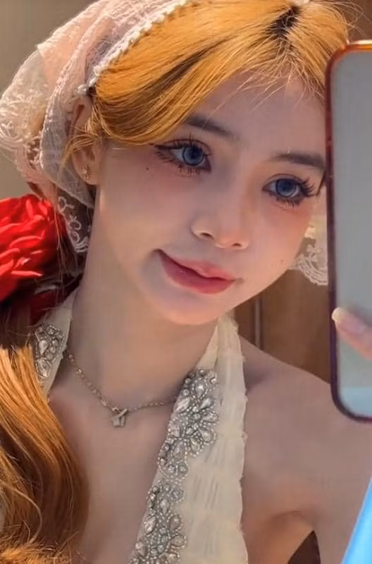 Cận cảnh nhan sắc cô gái.