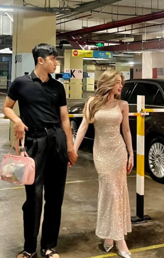 Rất nhiều người đã bày tỏ sự ngưỡng mộ với tình yêu của cặp đôi: "Ôi như tổng tài và cô vợ bé bỏng vậy", "haha bà này xài hao quá nha", "uầy công nhận là sự nuông chiều tạo nên 1 nàng công chúa mà".