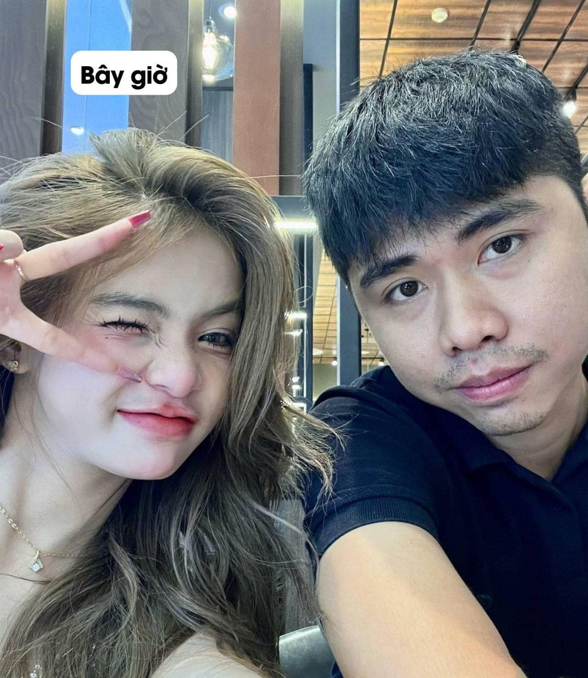 Còn đây là hình ảnh hiện tại của cặp đôi, có thể thấy, cô gái chẳng những như không già đi mà còn trẻ trung và xinh đẹp hơn ngày trước.