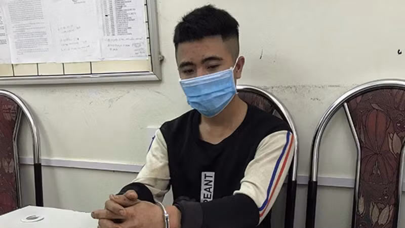 Bat doi tuong mang hung khi dap pha phong lam viec cua luc luong Cong an xa