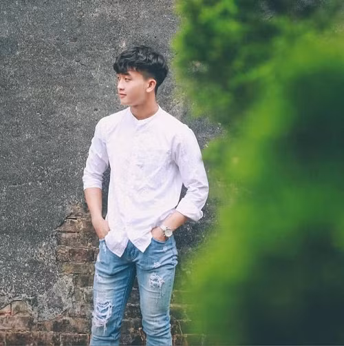 Ngoài đá bóng giỏi, Danh Trung còn đốn tim fan nữ với giọng hát hay và từng ra MV.