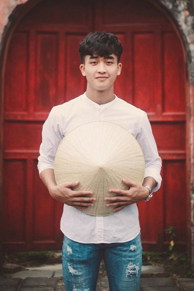 "Hot boy răng khểnh" của đội tuyển U22 trung thành với mái tóc undercut kết hợp với xoăn xù. Anh chàng được nhận xét có phong cách thời trang trẻ trung, hợp xu hướng và giống các chàng trai Hàn Quốc.