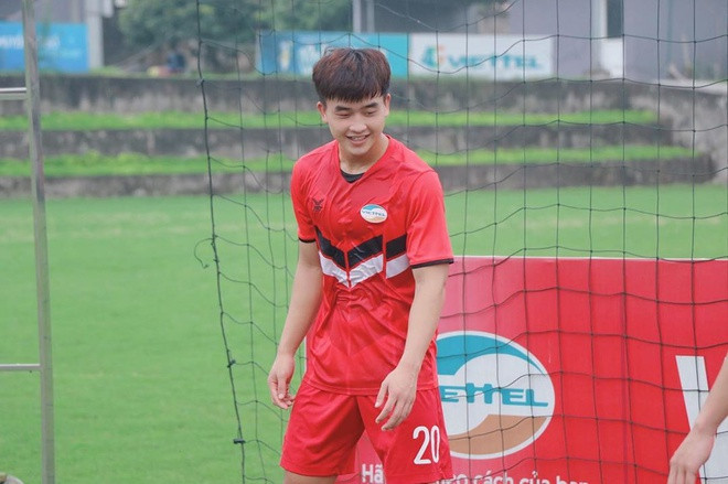 Trần Danh Trung (sinh năm 2000) là cầu thủ luôn có tên trong danh sách visual mỗi lần được HLV Park triệu tập lên tuyển. Tiền đạo 10X hiện khoác áo CLB Viettel và được mệnh danh là một trong những chân sút có lượng fan áp đảo cả ở CLB lẫn đội U22.