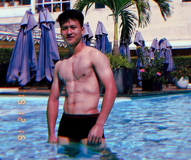 Có chiều cao khá khiêm tốn so với một thủ môn là 1,78 m, Tùng Lâm được nhận xét có thế mạnh ở khả năng ra vào hợp lý, phản xạ nhanh nhạy. Thủ thành 9X cũng từng bắt chính cho U19 Hà Nội và xuất hiện trong đội hình U19 Việt Nam ở vòng chung kết U19 châu Á 2018.