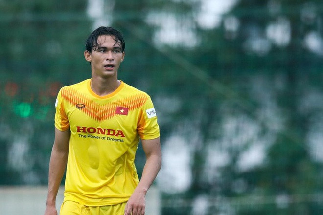 Tiền vệ 20 tuổi được chú ý khi sở hữu vẻ ngoài lãng tử, gương mặt điển trai, chiều cao nổi bật 1,83 m. Sinh ra và lớn lên ở Việt Nam, Tiêu Ê Xal khẳng định anh không phải là cầu thủ Việt kiều và có thể nói tiếng Việt tốt hơn tiếng Pháp và tiếng Anh.