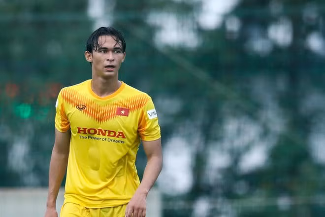 Tiền vệ 20 tuổi được chú ý khi sở hữu vẻ ngoài lãng tử, gương mặt điển trai, chiều cao nổi bật 1,83 m. Sinh ra và lớn lên ở Việt Nam, Tiêu Ê Xal khẳng định anh không phải là cầu thủ Việt kiều và có thể nói tiếng Việt tốt hơn tiếng Pháp và tiếng Anh.