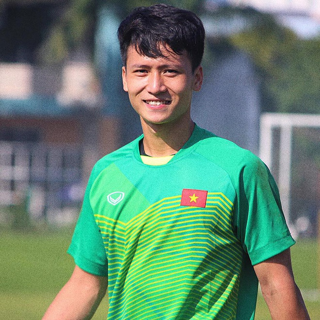 Dương Tùng Lâm (sinh năm 1999) là cái tên từng được chú ý khi góp mặt trong đội U21 vào năm ngoái. Có tên trong danh sách triệu tập U22 với mục tiêu bảo vệ HCV SEA Games 2021, thủ môn CLB Sài Gòn tiếp tục nhận được nhiều sự quan tâm từ người hâm mộ bóng đá.