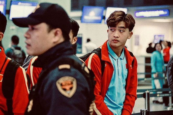 Danh Trung được fan đặt biệt danh "Trung Hí" hay "hot boy răng khểnh", gây thương nhớ nhờ gương mặt ưa nhìn cùng nụ cười "tỏa nắng". Tiền đạo CLB Viettel từng tỏa sáng ở giải U21 châu Á 2019, có tên trong danh sách tham dự U23 châu Á 2020.