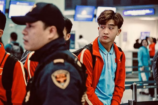 Danh Trung được fan đặt biệt danh "Trung Hí" hay "hot boy răng khểnh", gây thương nhớ nhờ gương mặt ưa nhìn cùng nụ cười "tỏa nắng". Tiền đạo CLB Viettel từng tỏa sáng ở giải U21 châu Á 2019, có tên trong danh sách tham dự U23 châu Á 2020.