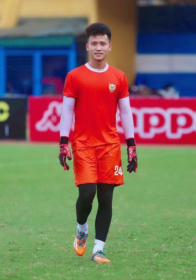 Thủ môn 21 tuổi được quan tâm hơn khi có vẻ ngoài điển trai. Gương nam tính, nụ cười duyên cùng thân hình săn chắc, chuẩn 6 múi được xem là "vũ khí" đốn tim fan girl của chàng trai gốc Đông Anh.