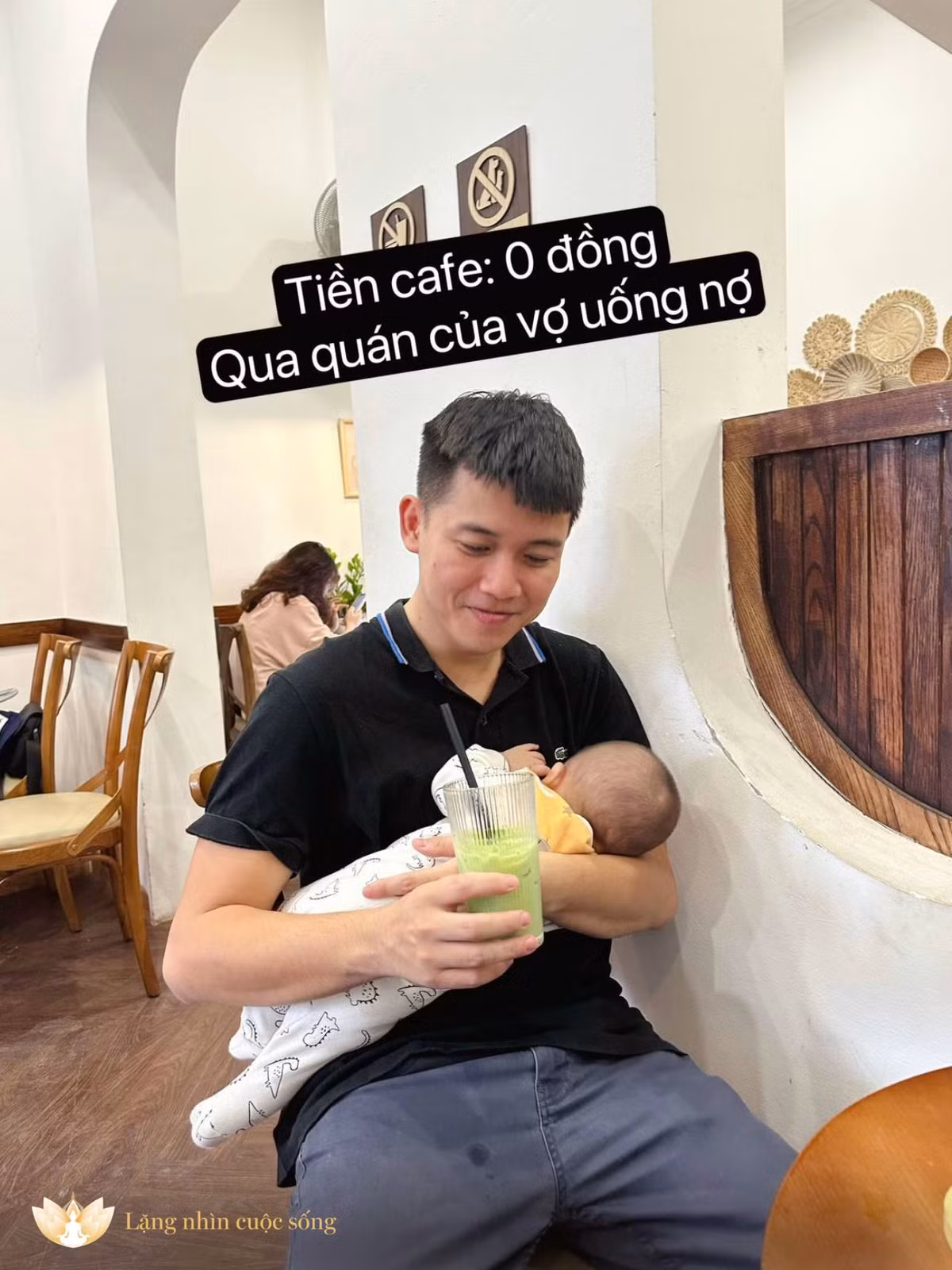 Đọc đến đây thì nhiều người "bừng tỉnh": "À hóa ra vợ ông này có cả 1 quán cafe".