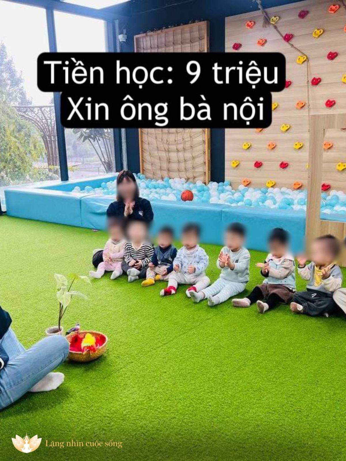 Lương 5 triệu nhưng vẫn cho con đi học trường tư với mức học phí đắt đỏ 9 triệu, do đó là khoản ông bà nội lo.