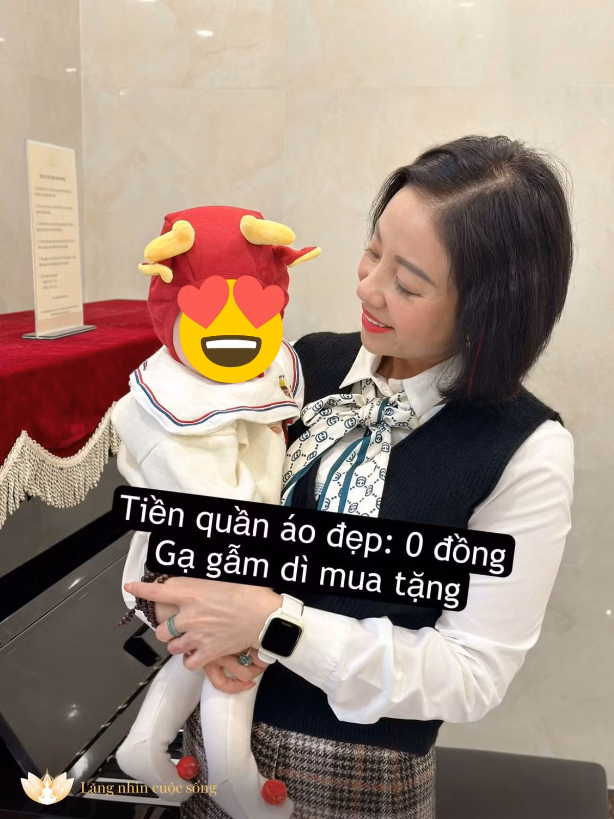 Nhà có dì là lợi thế đây, cháu thiếu quần áo đẹp thì gạ dì mua ngay.