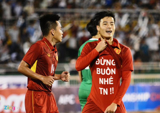 Trước đó, để dỗ dành bạn gái, Văn Toàn từng mặc chiếc áo có in dòng chữ "Đừng buồn nhé TN" khi ra sân khiến người hâm mộ ghen tị với tình yêu của cặp đôi này. Ảnh: Zing