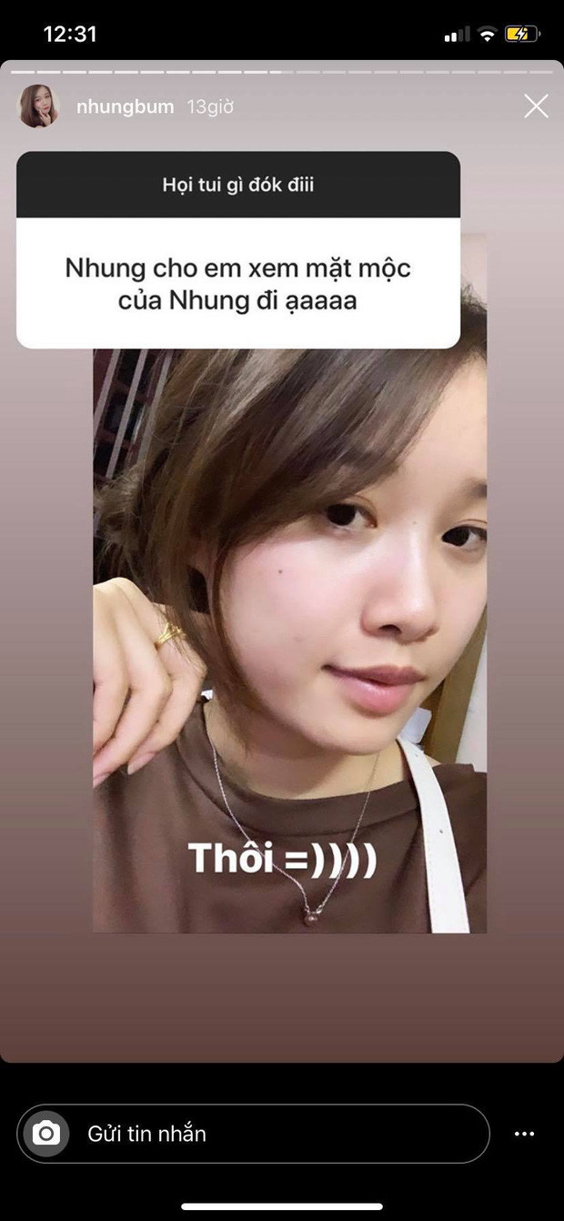 Mới đây, khi nhận được yêu cầu xem mặt mộc từ người hâm mộ, bạn gái Văn Toàn không ngần ngại show luôn hình ảnh không trang điểm, không dùng app trên mạng xã hội. Mặc dù kém tươi tắn hơn một chút nhưng Trang Nhung trông vẫn cực kỳ xinh đẹp.