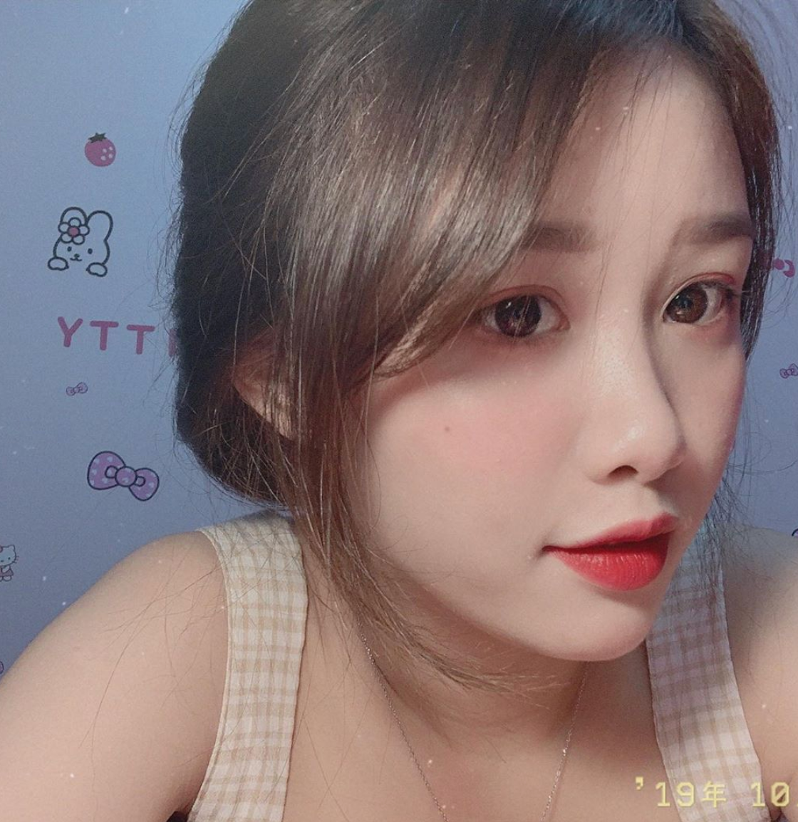 Cô nàng là một trong số bạn gái cầu thủ được nhiều người yêu mến vì không lợi dụng sự nổi tiếng của bạn trai để "ké fame".