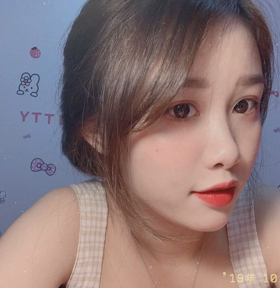 Cô nàng là một trong số bạn gái cầu thủ được nhiều người yêu mến vì không lợi dụng sự nổi tiếng của bạn trai để "ké fame".