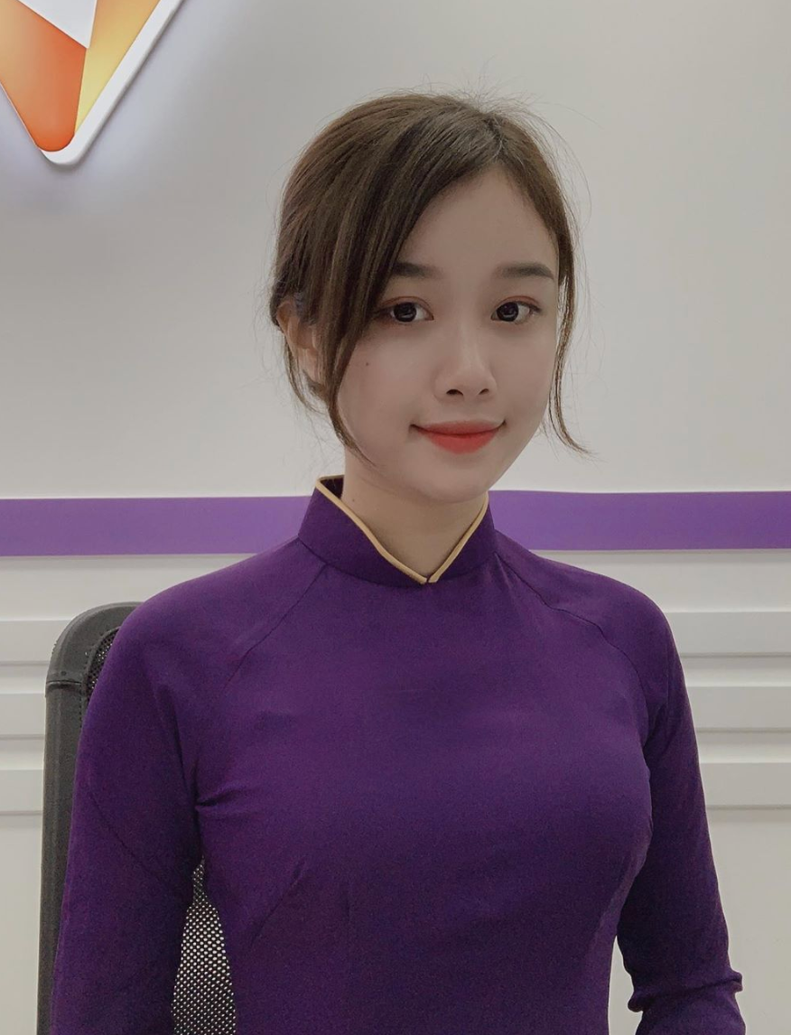 Trên mạng xã hội, Trang Nhung thường xuyên chia sẻ hình ảnh đi làm và đi chơi nhưng không bao giờ khi đăng tải hình ảnh Văn Toàn.