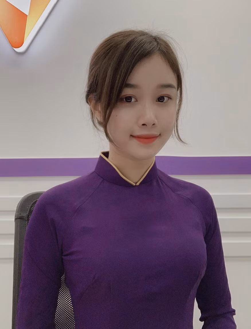 Trên mạng xã hội, Trang Nhung thường xuyên chia sẻ hình ảnh đi làm và đi chơi nhưng không bao giờ khi đăng tải hình ảnh Văn Toàn.