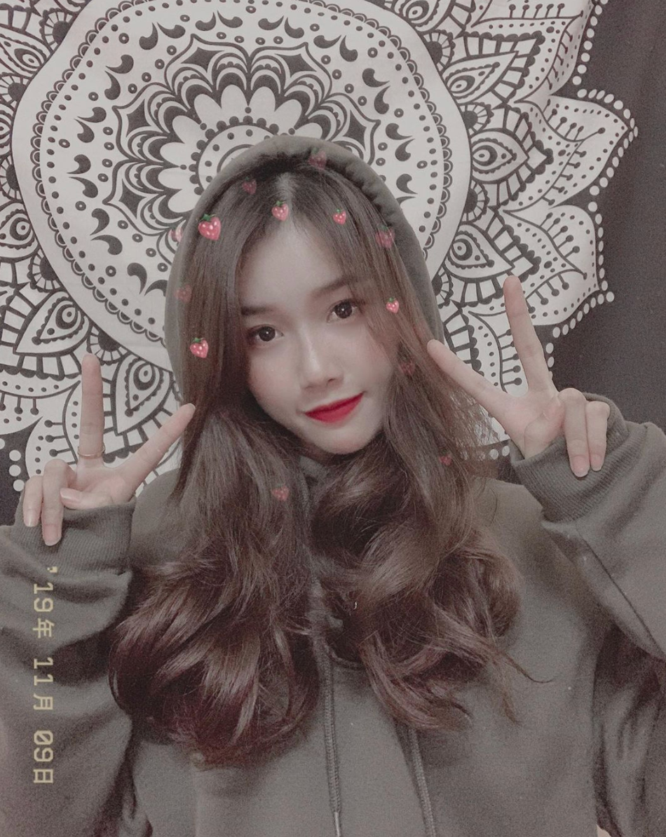 Trang Nhung tốt tốt nghiệp ngành Tài chính ngân hàng, Đại học Mở và hiện cô đang làm việc tại một ngân hàng ở Hà Nội.