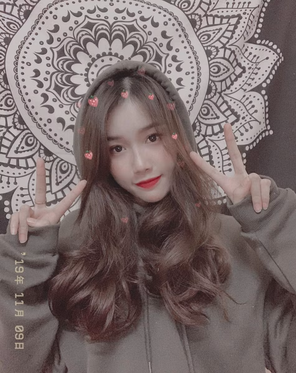 Trang Nhung tốt tốt nghiệp ngành Tài chính ngân hàng, Đại học Mở và hiện cô đang làm việc tại một ngân hàng ở Hà Nội.