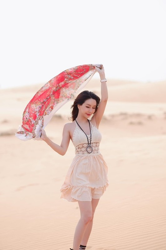 Trên trang cá nhân, nàng hot girl cũng thường chia sẻ lại những khoảng khắc đi du lịch của mình.