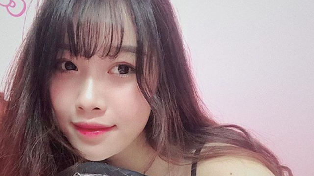 Trong một trận đấu, để dỗ dành bạn gái, tiền đạo Văn Toàn đã mặc chiếc áo "Đừng buồn nhé TN" khiến người hâm mộ ghen tỵ vì tình cảm sâu đậm của cặp đôi.