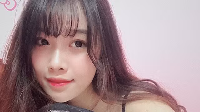 Trong một trận đấu, để dỗ dành bạn gái, tiền đạo Văn Toàn đã mặc chiếc áo "Đừng buồn nhé TN" khiến người hâm mộ ghen tỵ vì tình cảm sâu đậm của cặp đôi.