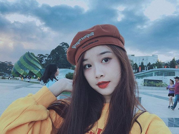 Mặc dù không thường xuyên chia sẻ hình ảnh trên mạng xã hội nhưng có thể nhận thấy Trang Nhung sở hữu nhan sắc xinh đẹp không hề kém ai trong dàn WAGs Việt Nam.