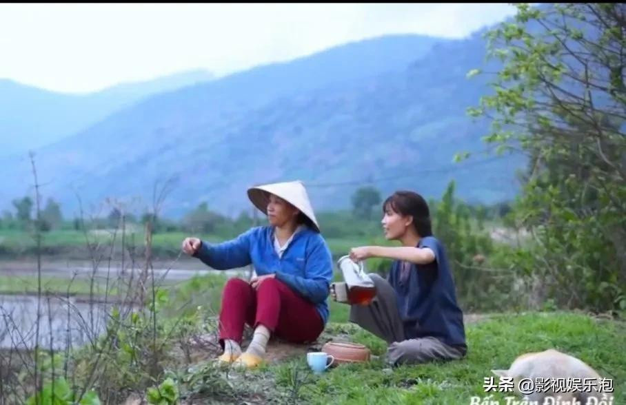 Không chỉ bị chỉ trích về việc "ăn cắp" ý tưởng, Bếp Trên Đỉnh Đồi còn bị nhận xét khí chất, khả năng nấu ăn, sản phẩm đều kém xa, không thể so sánh với Lý Tử Thất.