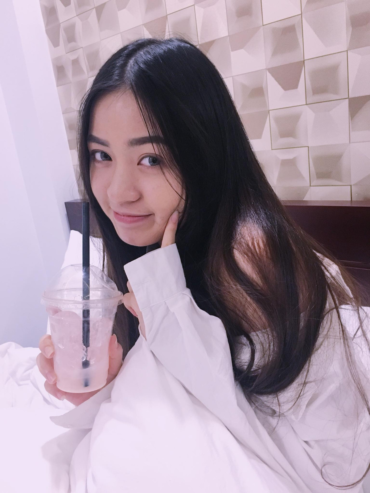 Cô nàng cũng từng lấy chuyện tự tử ra để xin lỗi khi liên tục bị chỉ trích nhưng vẫn bị cộng đồng mạng quay lưng.