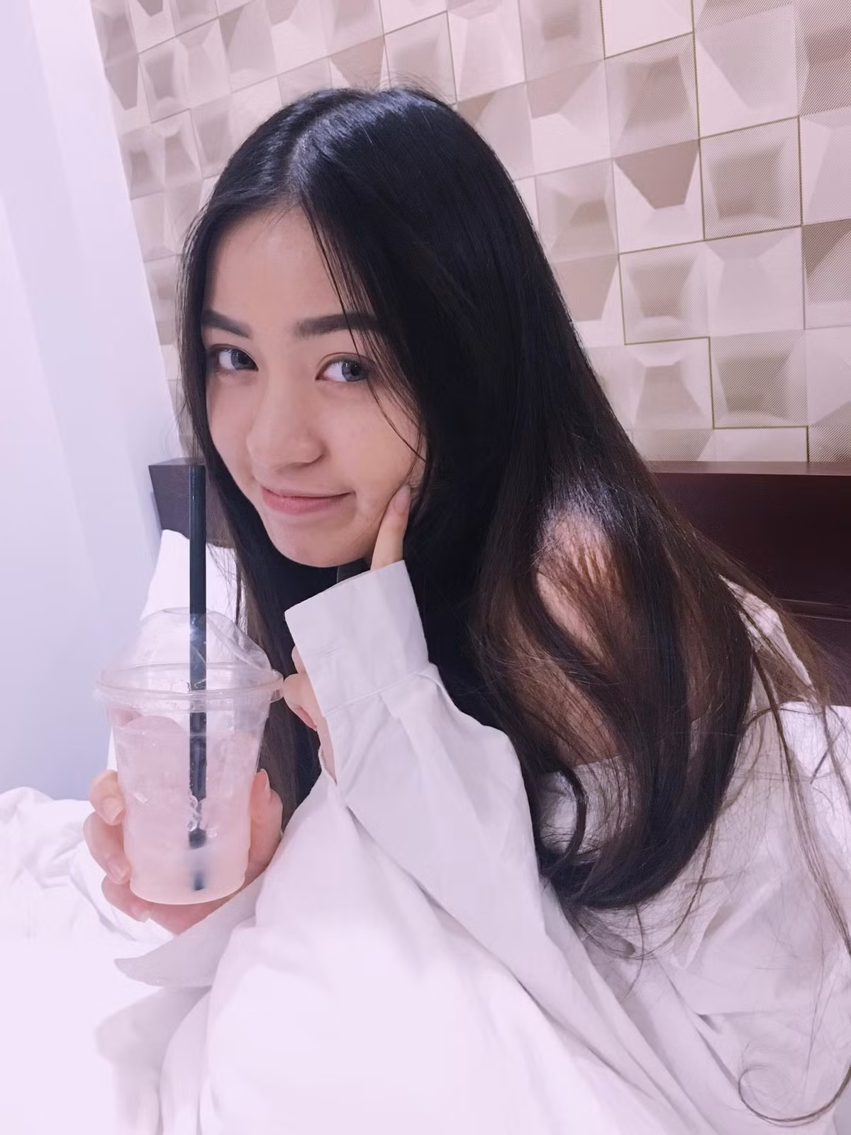 Cô nàng cũng từng lấy chuyện tự tử ra để xin lỗi khi liên tục bị chỉ trích nhưng vẫn bị cộng đồng mạng quay lưng.