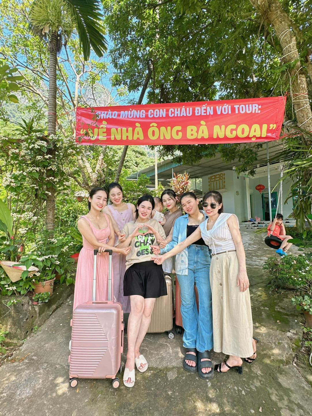 Được biết, tấm băng rôn đặc biệt trên là ý tưởng của ông Khánh Ba (64 tuổi), ở Hòa Bình. Để chào đón các cháu về nhà chơi, ông đã nhờ con gái in một chiếc băng rôn đặc biệt và treo trước nhà.