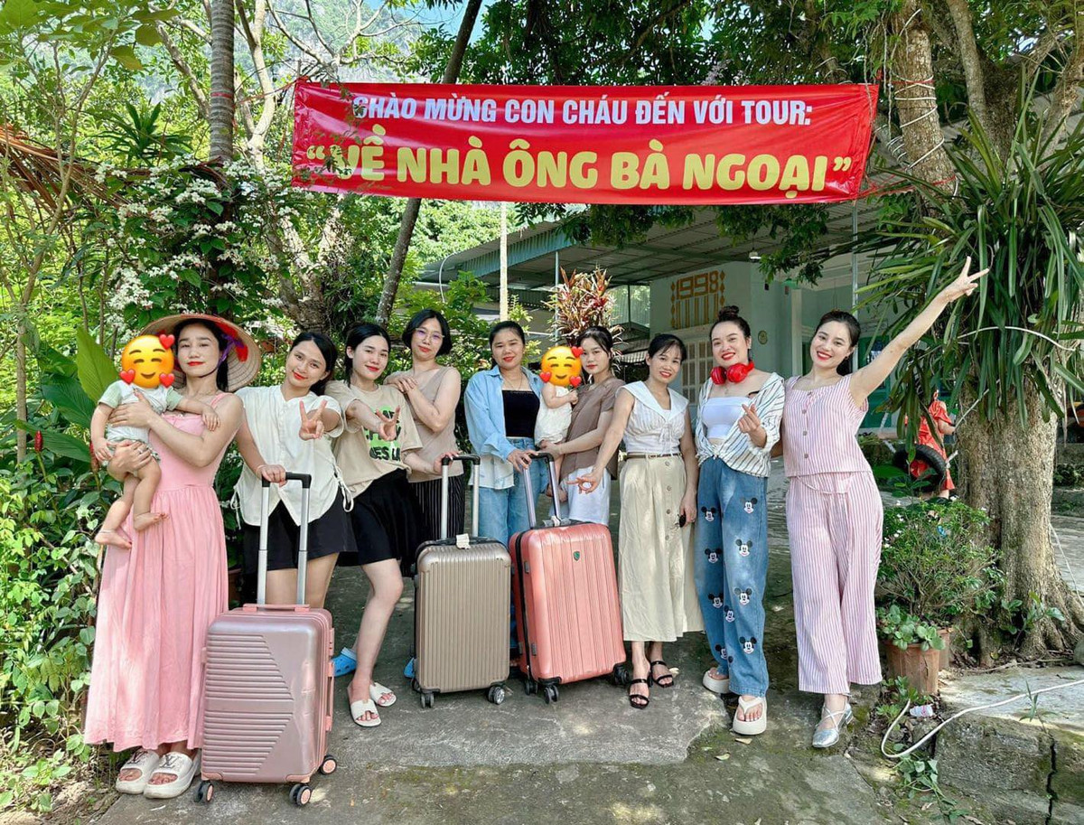 Gia đình ông Khánh Ba và bà Đặng Nga (59 tuổi) có 7 người con, trong đó có 6 cô con gái đã lập gia đình và một cậu con trai. 6 con gái sinh được 12 đứa cháu ngoại, 1 cháu còn trong bụng mẹ.