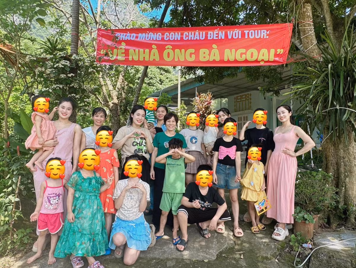 Hằng năm, vào dịp hè, các cháu từ khắp nơi như Hải Phòng, Bắc Ninh, Thái Nguyên, Quảng Ninh, Hà Nam… đều tụ họp về nhà ông bà ngoại ở Hòa Bình chơi trong 1 tuần lễ.