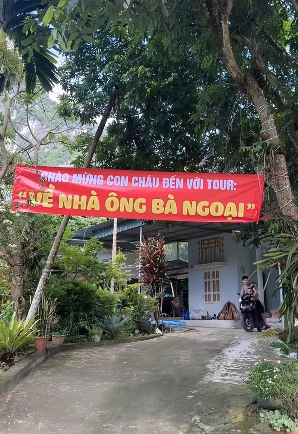 Khi hàng xóm nhìn thấy tấm băng rôn, ai cũng tò mò và khen ngợi sự chuẩn bị hoành tráng của gia đình khi đón các cháu về chơi dịp hè.