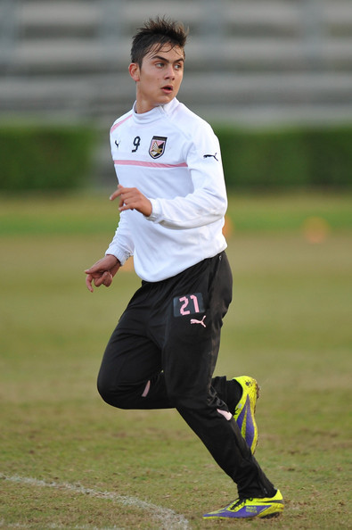 Mùa bóng 2014/15, Dybala được xem là khám phá mới của đội Palermo. Trong 17 trận, anh làm bàn 9 trái và đưa bóng cho đồng đội làm bàn 6 lần.