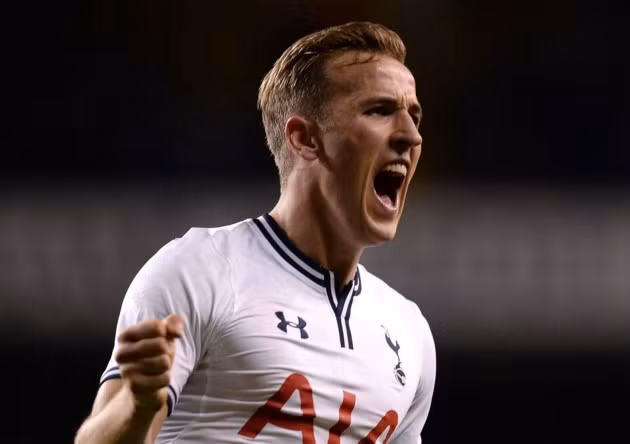 Trong 10 trận đấu ra quân cho Tottenham, Kane đã có 7 bàn thắng và trong đó có hai bàn trong trận đấu với Chelsea giúp Tottenham có chiến thắng 5-3 trước đối thủ cùng thành phố này.