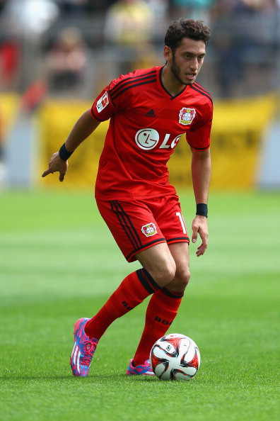 Cầu thủ người Thổ Nhĩ Kì này có một thứ vũ khí lợi hại đó là những cú đá phạt từ ngoài vòng cấm địa có quỹ đạo bóng đi khó lường. Trong khảo sát mới đây của các trang web bóng đá lớn trên thế giới như goal.com thì tỷ lệ chính xác của Hakan là cao nhất thế giới vượt mặt cả Cris Ronaldo và Pirlo.