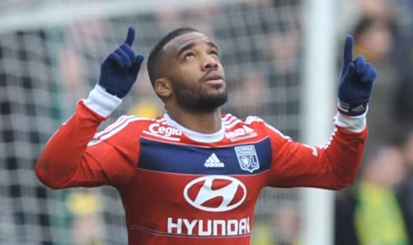 Alexandre Lacazette (Olympique Lyonnais): Tại Ligue 1, Alexander Lacazette đang làm mưa làm gió. Mới có 23 tuổi nhưng hiện nay, Lacazette đang đứng thứ 3 danh sách làm bàn tại Ligue 1 với 17 bàn.