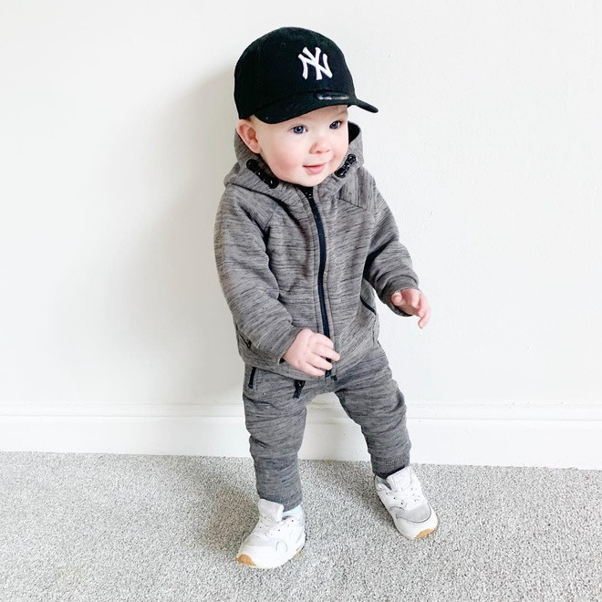 Nhiều ý kiến cho rằng, việc đăng tải hình ảnh trẻ lên mạng xã hội rất nguy hiểm, tuy nhiên, mẹ của George cho hay: "Tôi cố gắng giữ các bài đăng ở mức độ chân thực nhất so với cuộc sống thường ngày của bọn trẻ. Mọi người hay nói việc đăng ảnh con lên mạng là nguy hiểm song nếu biết cách, tôi tin đây là nơi lưu giữ nhiều kỷ niệm đẹp của gia đình".