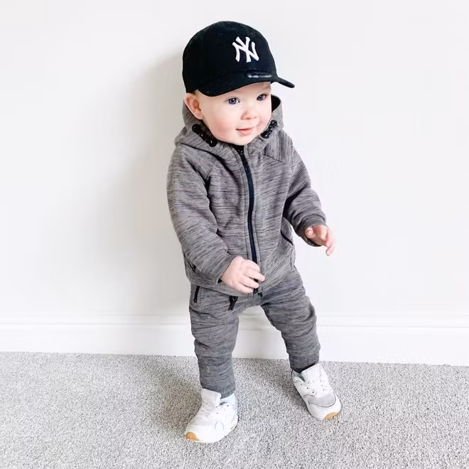 Nhiều ý kiến cho rằng, việc đăng tải hình ảnh trẻ lên mạng xã hội rất nguy hiểm, tuy nhiên, mẹ của George cho hay: "Tôi cố gắng giữ các bài đăng ở mức độ chân thực nhất so với cuộc sống thường ngày của bọn trẻ. Mọi người hay nói việc đăng ảnh con lên mạng là nguy hiểm song nếu biết cách, tôi tin đây là nơi lưu giữ nhiều kỷ niệm đẹp của gia đình".