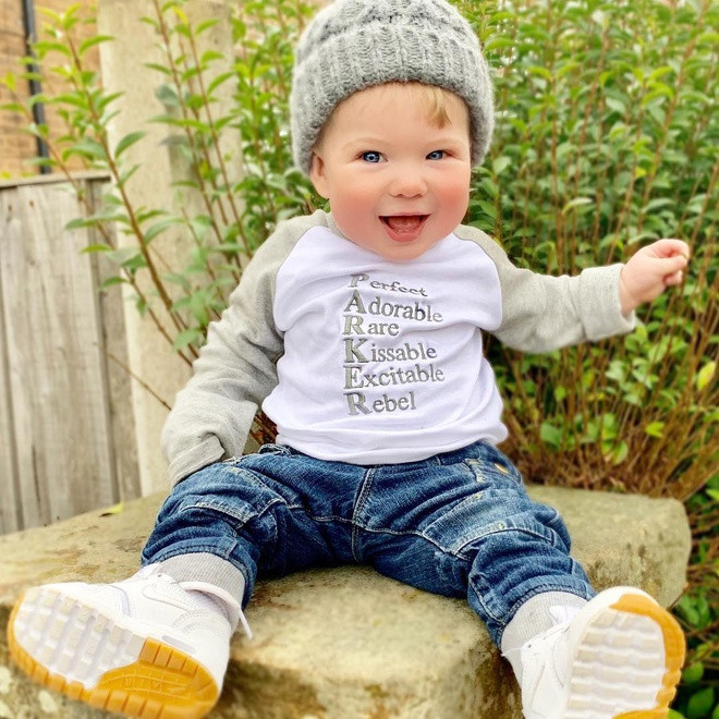 Cậu bé người Anh mắt xanh Parker George chinh phục bất kỳ ai bởi sở hữu vẻ ngoài cực kỳ đáng yêu.