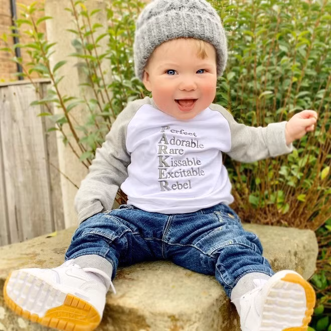 Cậu bé người Anh mắt xanh Parker George chinh phục bất kỳ ai bởi sở hữu vẻ ngoài cực kỳ đáng yêu.