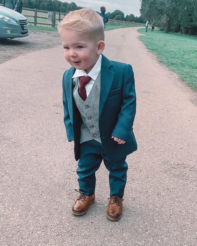 Mẹ của Parker George cho biết cậu bé có tính nết rất đáng yêu, rất hay cười. Nụ cười như thiên thần có lẽ chính là lý do khiến mẫu nhí 2 tuổi được để ý hơn hai người chị của mình. Bên cạnh đó, George cũng được mẹ mix cho những bộ đồ cực chất khiến nhiều người yêu thích.