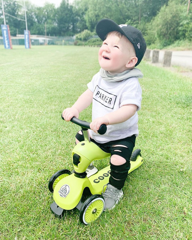 Parker George (2 tuổi, đến từ Sheffield, Anh) đang là mẫu nhí cực đắt show tại xứ sở sương mù. Trang cá nhân của cậu bé hiện đang sở hữu 16.000 lượt theo dõi, bên dưới mỗi bức ảnh đều có lượng tương tác cực kỳ lớn.