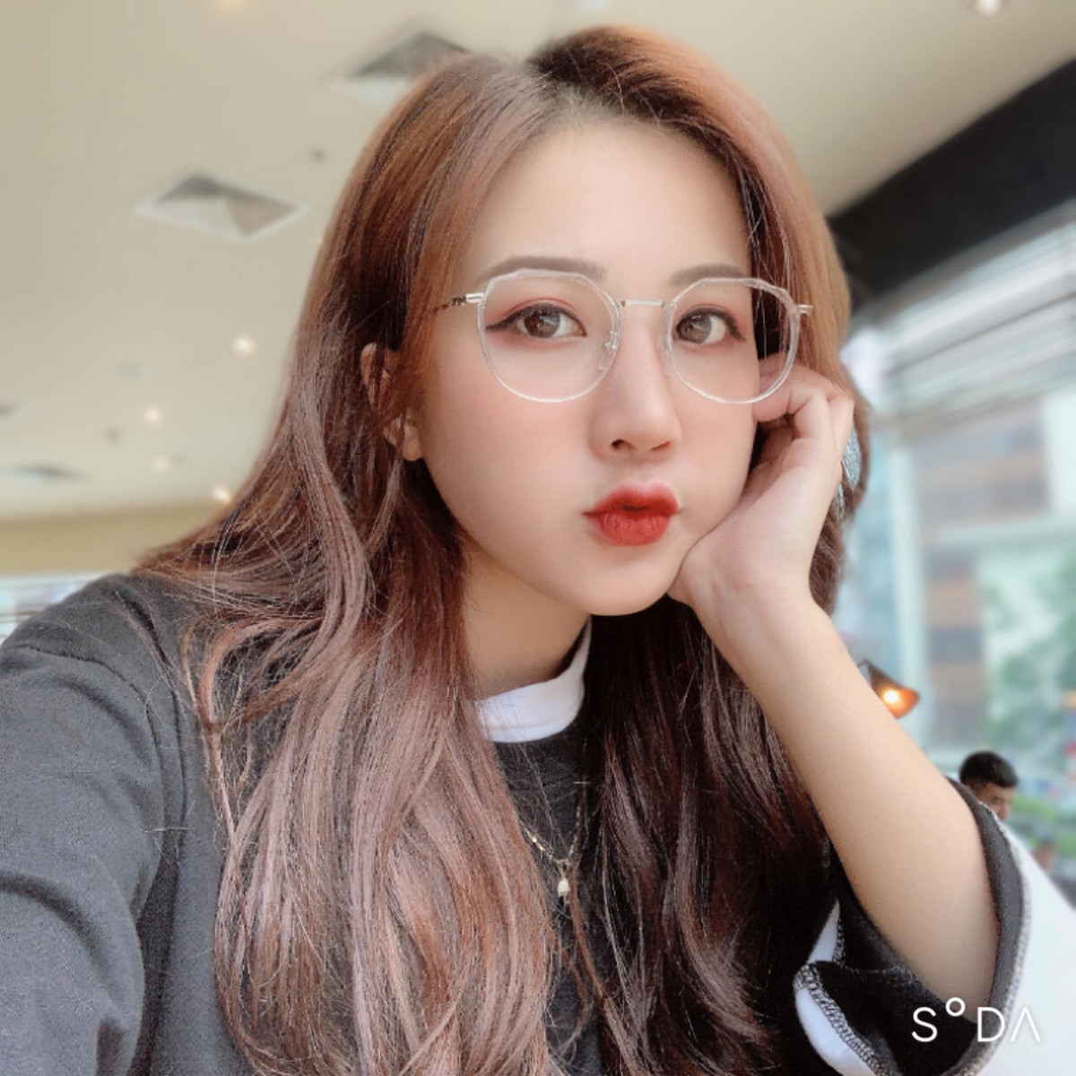 Trần Linh Hương (SN 1997) được biết đến khi xuất hiện trên khán đài trận bán kết lượt về giữa tuyển Việt Nam và Philippines tại gi‌ải AF‌F Cup 2018. Hot girl 9x sở hữu nhan sắc vô cùng xinh đẹp với đôi mắt to tròn, môi trái tim.