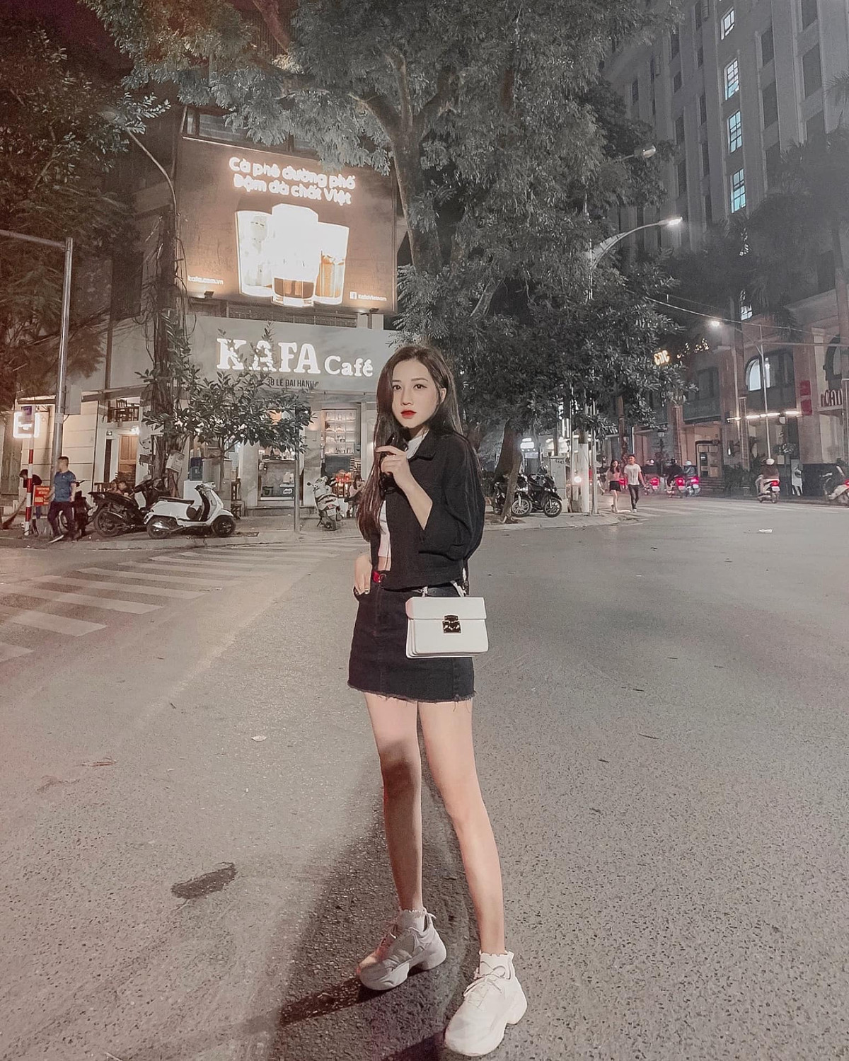 Trên trang cá nhân, người đẹp Tuyên Quang thường xuyên đăng tải khoe đôi chân dài thon gọn, ba vòng nóng bỏng.